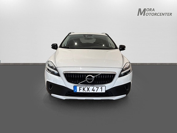 Volvo V40 Cross Country 2 of 5