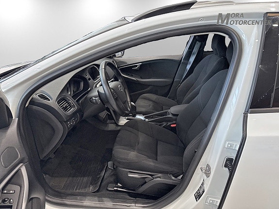 Volvo V40 Cross Country 8 of 14