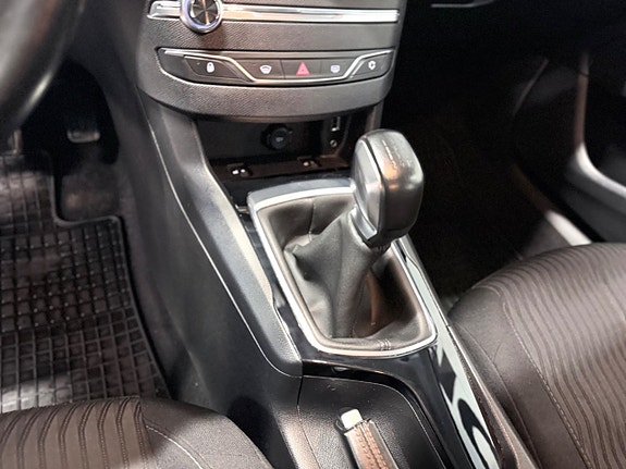 Peugeot 308 SW 14 of 16