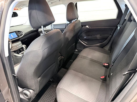 Peugeot 308 SW 13 of 16