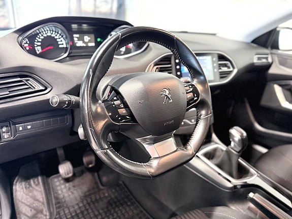 Peugeot 308 SW 11 of 16