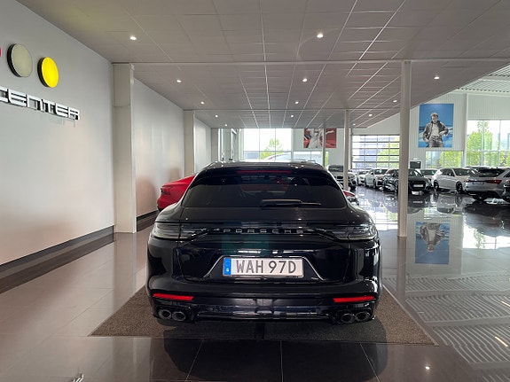 Porsche Panamera 4 5 of 5