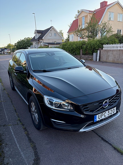 Volvo V60 Cross Country 2 of 5