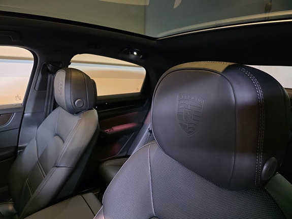 Porsche Cayenne 9 of 12