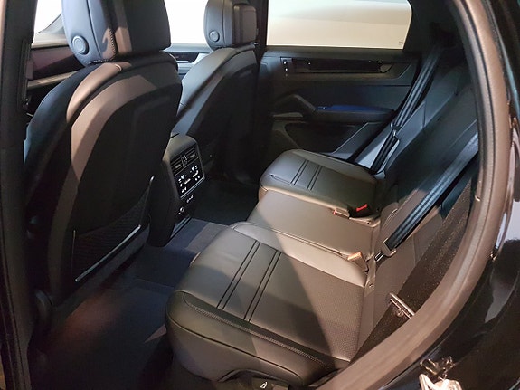 Porsche Cayenne 11 of 12