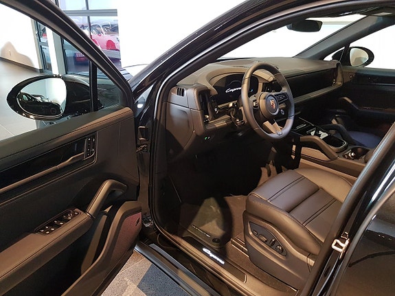 Porsche Cayenne 6 of 12