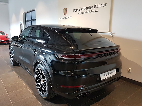 Porsche Cayenne 4 of 5