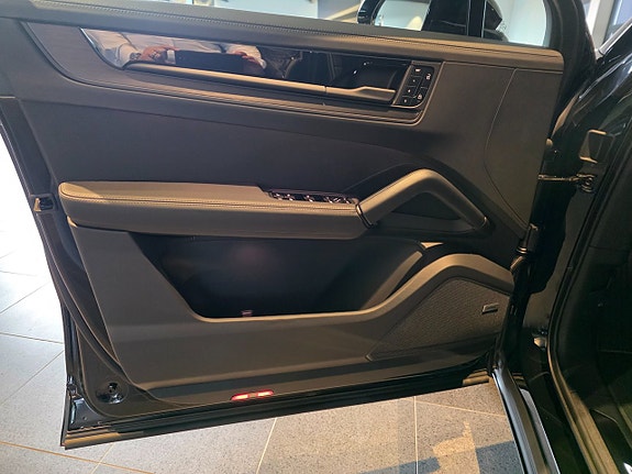 Porsche Cayenne 10 of 12