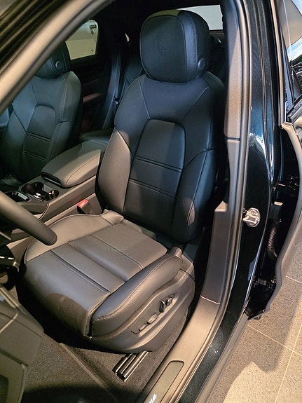Porsche Cayenne 8 of 12
