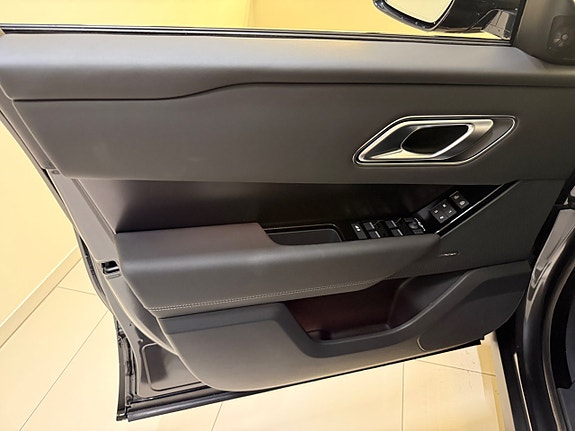 Land Rover Range Rover Velar 10 of 25
