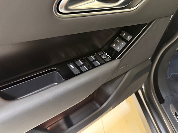 Land Rover Range Rover Velar 11 of 25