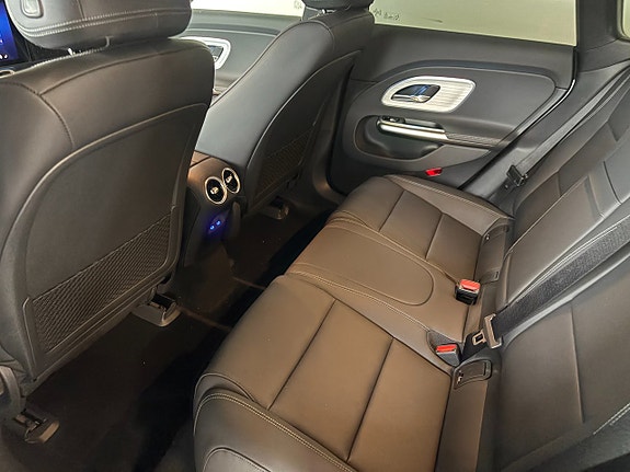 Mercedes-Benz CLA350 8 of 11