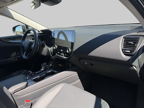 Lexus NX450h+ 8 of 16