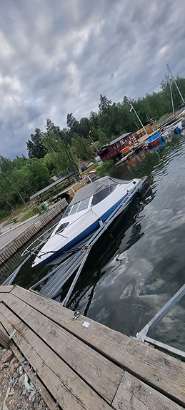 Bayliner capri 5.7 250hp 2 of 5