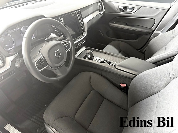 Volvo V60 Cross Country 2 of 5