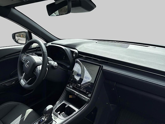 Lexus LBX 9 of 13