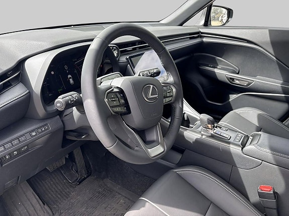 Lexus LBX 7 of 13