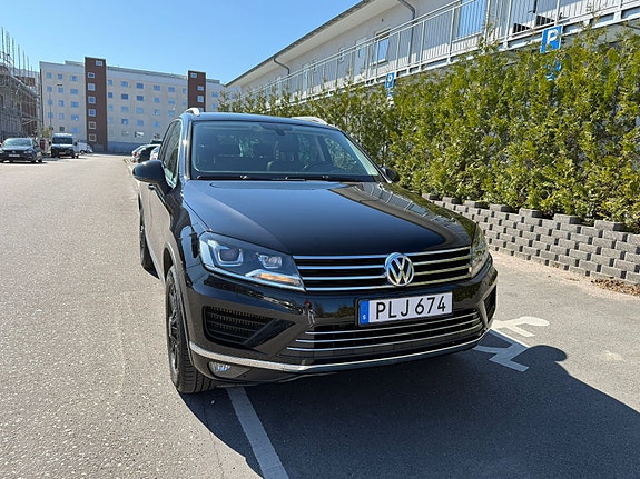 Volkswagen Touareg 2 of 5