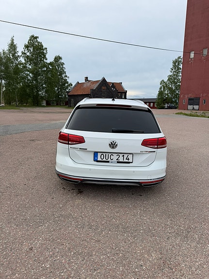 Volkswagen Passat Alltrack 4 of 5