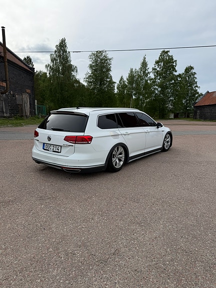 Volkswagen Passat Alltrack 3 of 5