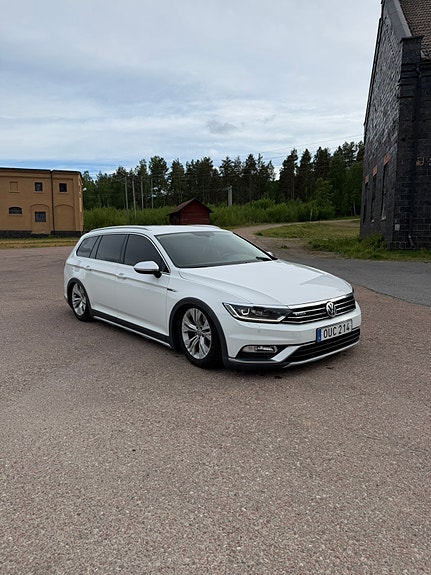 Volkswagen Passat Alltrack 2 of 5