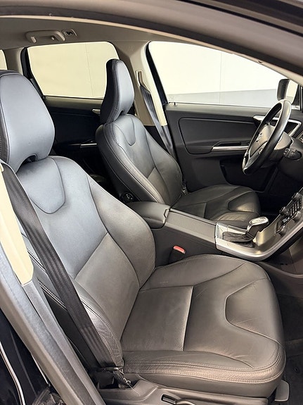 Volvo XC60 12 of 25