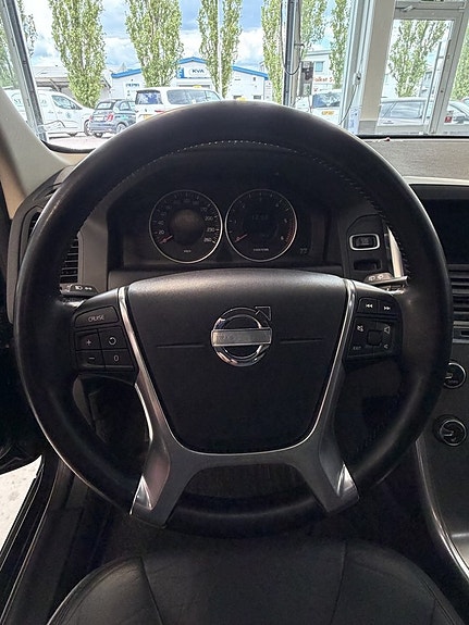 Volvo XC60 14 of 25