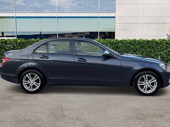 Mercedes-Benz C200 4 of 5