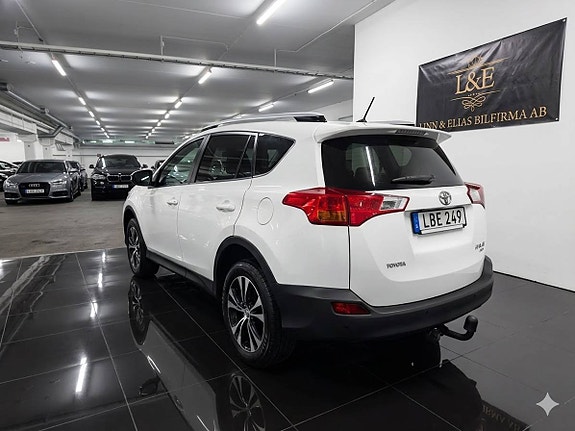Toyota RAV4 4 of 17