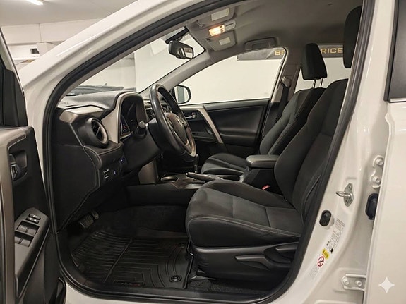 Toyota RAV4 9 of 17