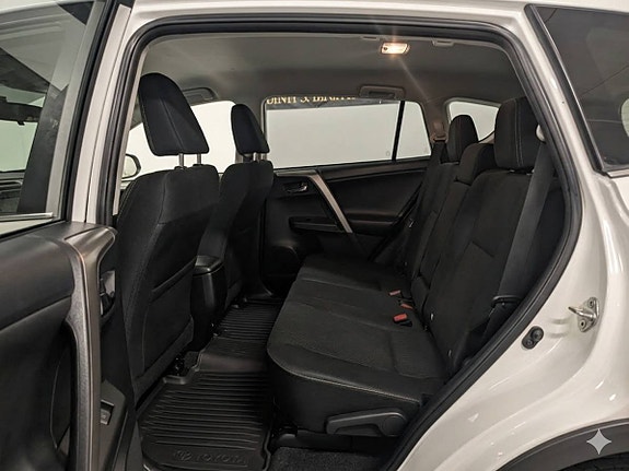 Toyota RAV4 8 of 17