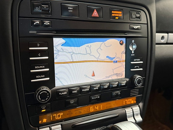 Porsche Cayenne 9 of 17