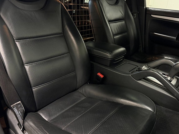 Porsche Cayenne 8 of 17