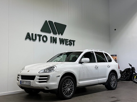 Porsche Cayenne 2 of 5