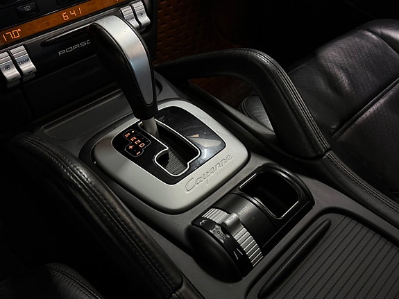 Porsche Cayenne 13 of 17
