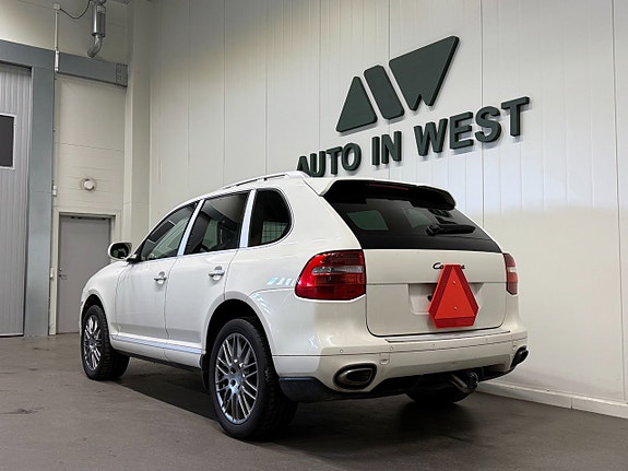 Porsche Cayenne 4 of 5