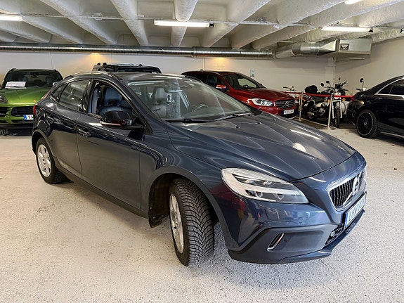 Volvo V40 Cross Country 2 of 5