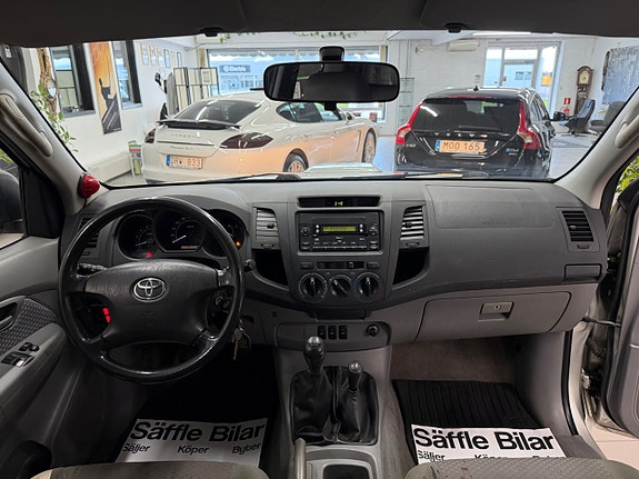 Toyota HiLux 18 of 27