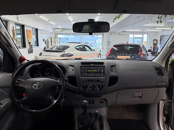 Toyota HiLux 19 of 27