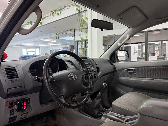 Toyota HiLux 23 of 27