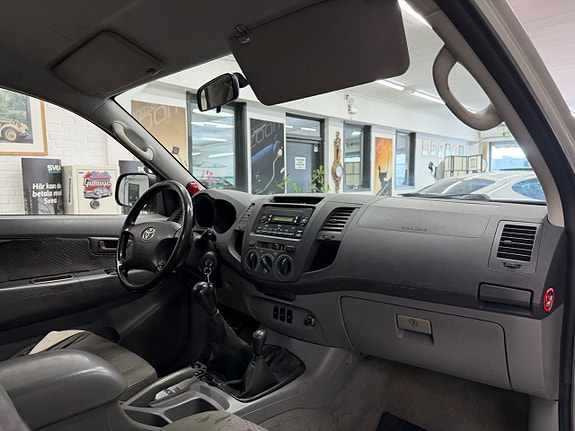 Toyota HiLux 16 of 27