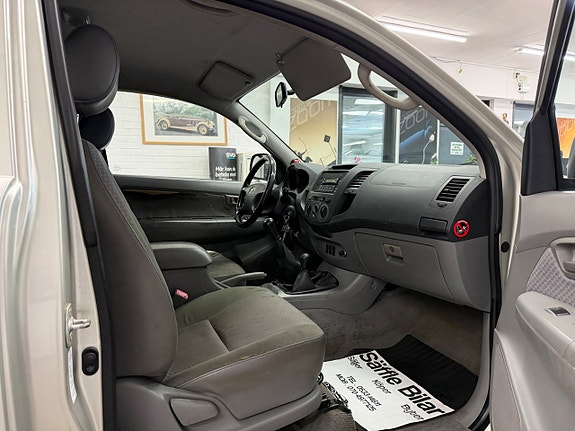 Toyota HiLux 14 of 27