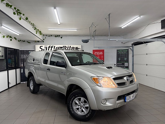 Toyota HiLux 2 of 5
