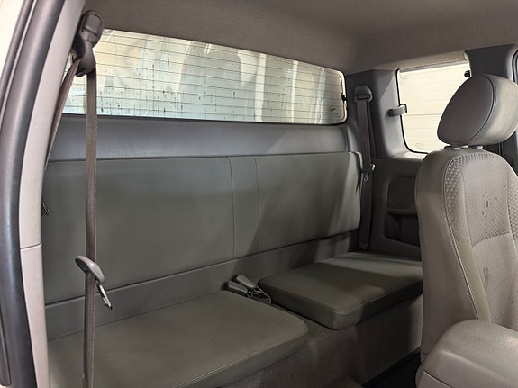 Toyota HiLux 17 of 27