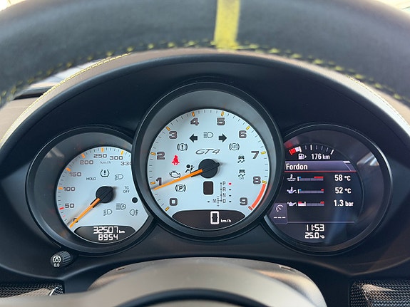 Porsche 718 Cayman GT4 20 of 21
