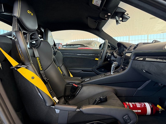 Porsche 718 Cayman GT4 11 of 21