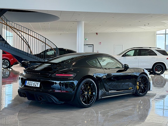 Porsche 718 Cayman GT4 2 of 5