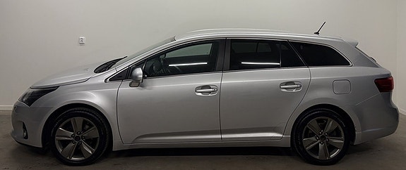 Toyota Avensis 2 of 5