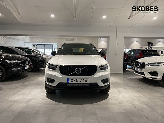 Volvo XC40 2 of 5