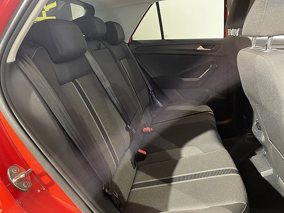 Volkswagen T-Roc 13 of 18